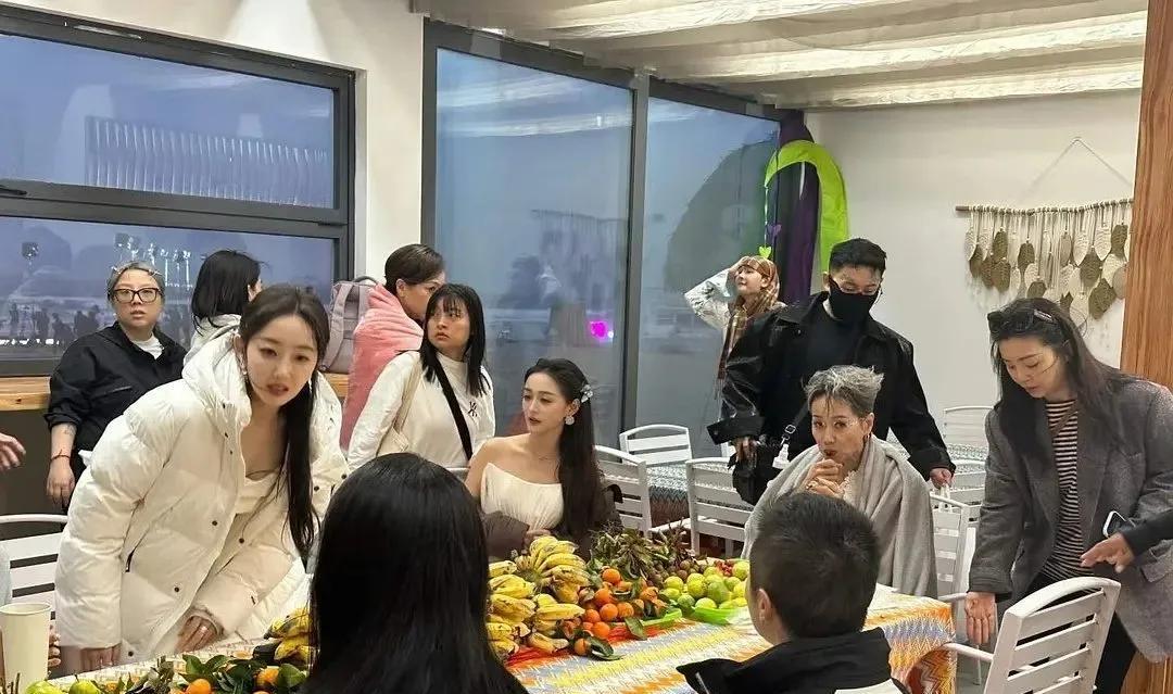 浪姐们吃龙眼、桔子、大蕉、梨子这种“普通水果”不行吗[笑哭]？网友嘲：应该给高贵