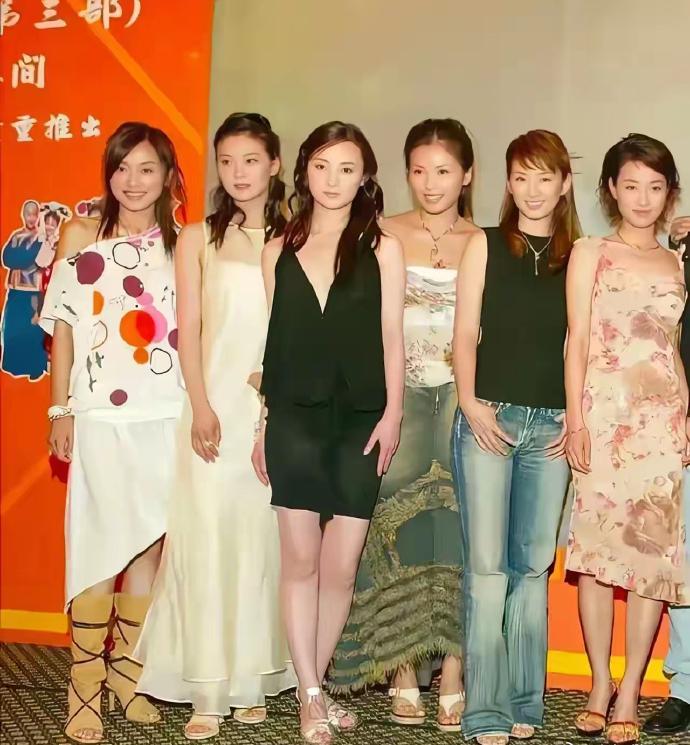当年《还珠3》女演员私服大合照，有几位后来明显变样了，最令人意外的是马伊琍，马伊