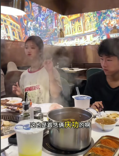 小娜女儿馨馨考了六百四十八分，成功上岸，带娃吃大餐庆祝，网友直言：是奶奶和婶婶的