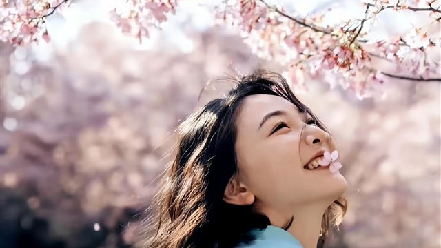 吴倩十年后重返武大樱海，曾经那个灵动的校花回来了，如今已褪去