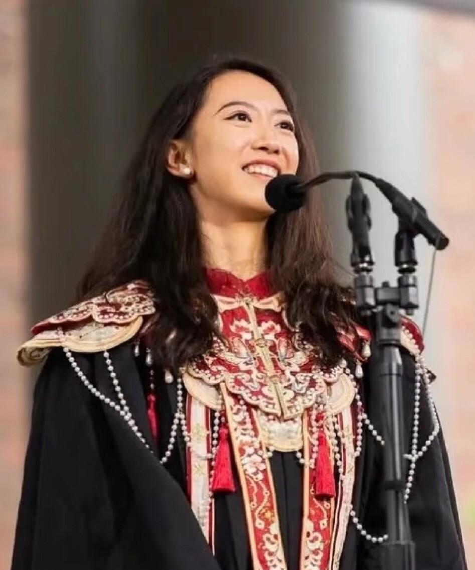 哈佛女孩蒋雨融，
“普通家庭”励志人设翻车了，
亲爹蒋志明被扒出是
绿发会的高管