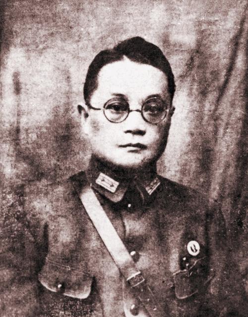 1949年一国军将领正暗中密划起义，百忙间竟意外发现姨太太和军统特务关系亲热，还