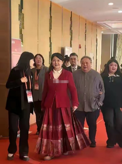 岁月果真不饶人，曾经万千少男的梦中女神，如今也老了，老态龙钟，满脸皱纹，像一位老