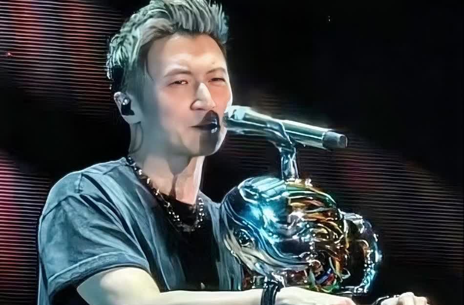我开始有点理解王菲了，

谢霆锋这么完美的男人，谁不喜欢啊！

不仅仅是