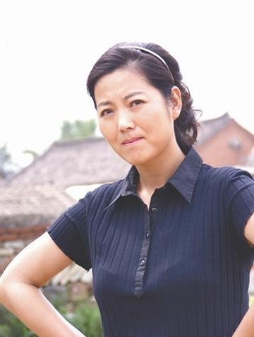 2003年，王茜华与老公周京请朋友吃饭。结完帐后，周京当着众人的面说：“我们说好