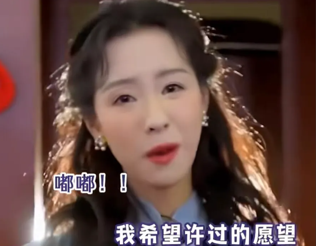 天啊！这居然是陈都灵，法令纹也太深了，看起来好老啊，她的颜值一直不太稳定，哭和笑
