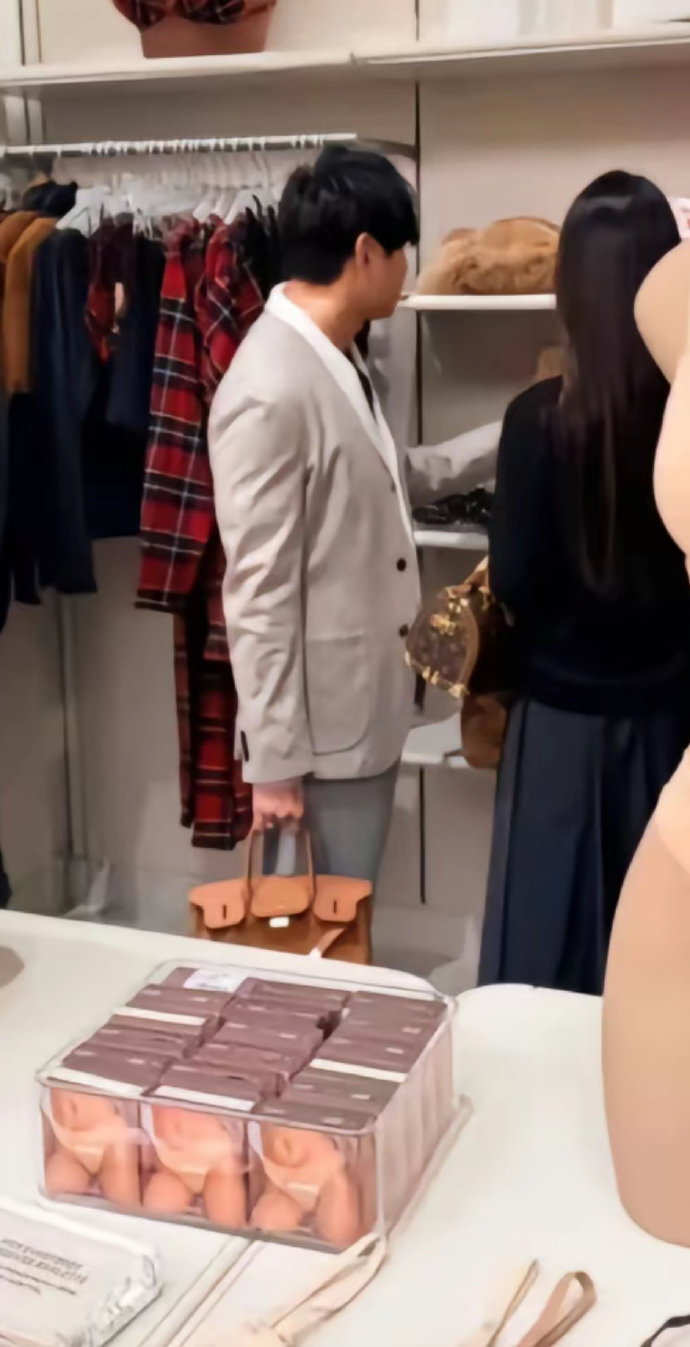 11月份林俊杰就陪七七一起逛街了 ​​​