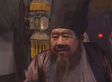 蔡京在代理户部尚书的时候，一日天热，两个小官为其扇风，蔡京一时好玩，觉得二人比较
