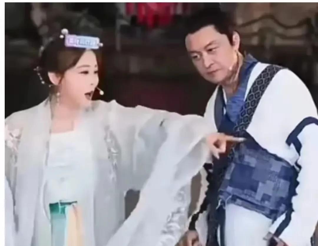 演员马景涛直播时突然晕倒在地，发出响声，现场一片混乱！马景涛60多岁的人了，在3