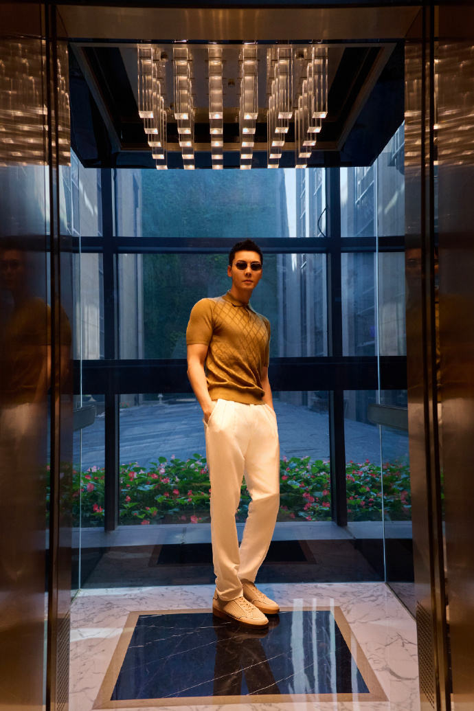 何穗旺陈伟霆，宣布结婚生子后人气更高了。陈伟霆因为两版电梯神图上热搜，我翻了翻评