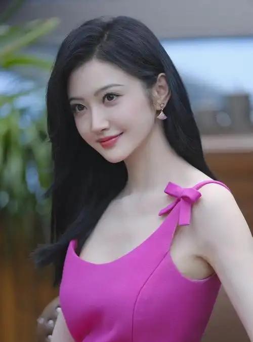 最上镜女星之景甜！镜头下的无死角美颜传奇
曾有 “北景甜南奕欢” 之说，景甜被称