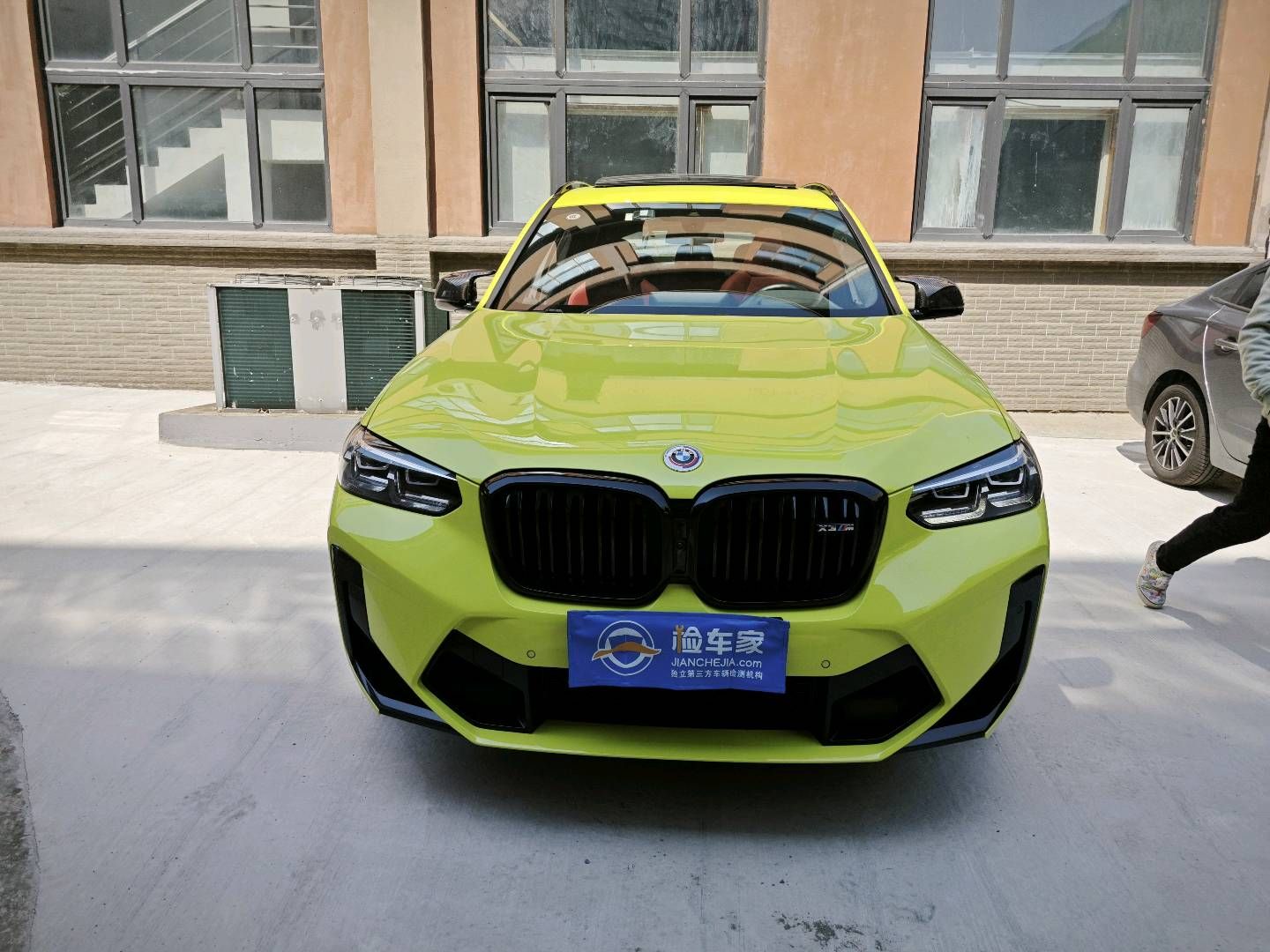 90万的宝马X3M，动力不如30万的小米SU7，但宝马的体系更成熟，两款车，你会