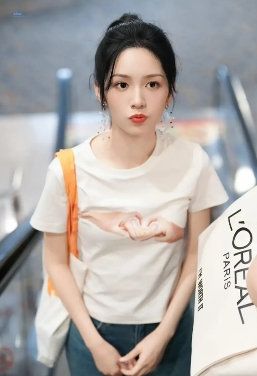 不怪那么多人喜欢她，路人镜头下都美若天仙。
