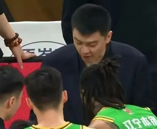 为什么说杨鸣聪明脑袋瓜子灵活？你看他从美国回来做的事儿就知道了。杨鸣在美国呆了一