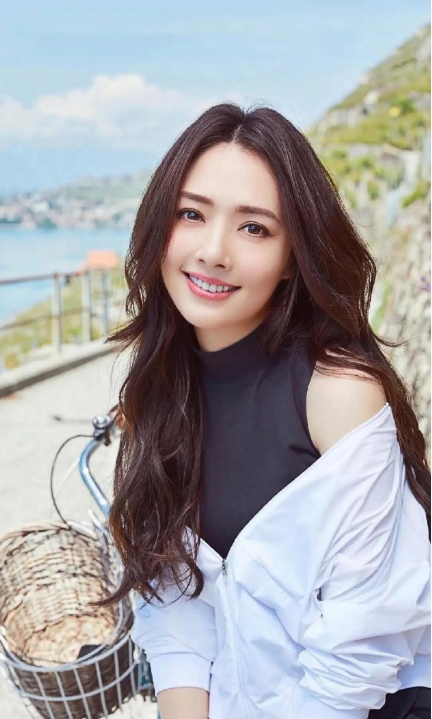 我有一种直觉，向太当初说喜欢郭碧婷，还撮合她和向佐，不是真的喜欢郭碧婷，而是因为