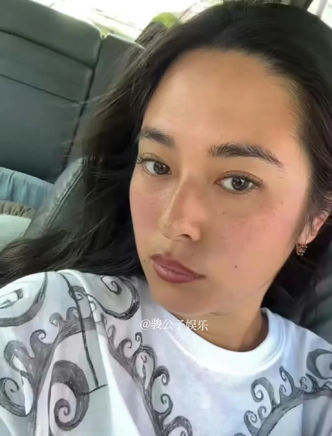 姜文女儿姜一郎婚后首露面，素颜出镜五官立体，很健康的美。 ​​​