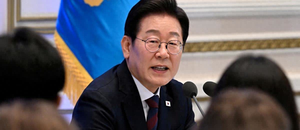 美国为什么低规格接待李在明，原因很简单。李在明出访的第一站放在了日本。按理说，李
