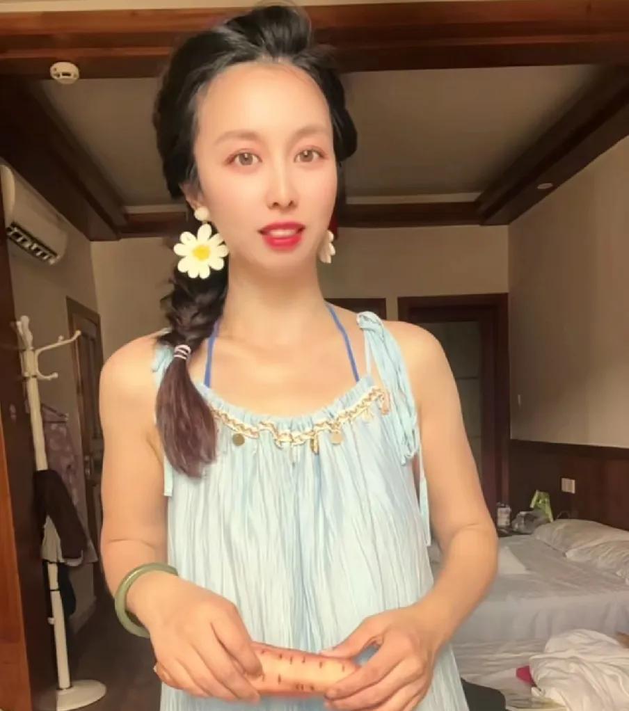 田静的一句反问，她亲妈说儿子不认她吗？把网友问得哑口无言。
田静一大家子外出旅游