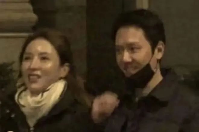 冯绍峰新恋情实锤！带女友聚餐引热议，女友是网红脸。