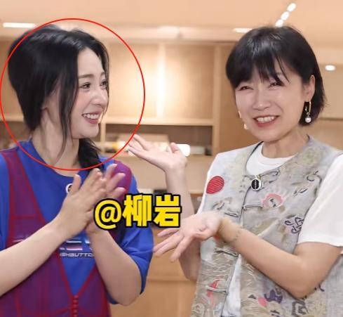 柳岩的鼻子，貌似动了一些手脚，差点认不出来！[捂脸]
6月14日，代乐乐与柳岩晒