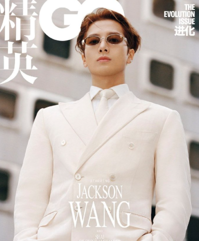 登GQ复刊双封面，绸面衬衫的松弛感与白西服的高级感无缝切换，自带复古港风buff