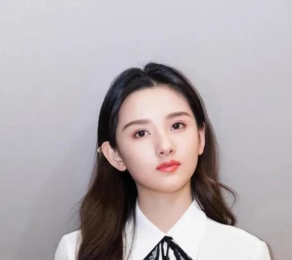 关于演员宋祖儿的六条相关信息:
1、宋祖儿（原名孙凡清），1998年出生于天津，