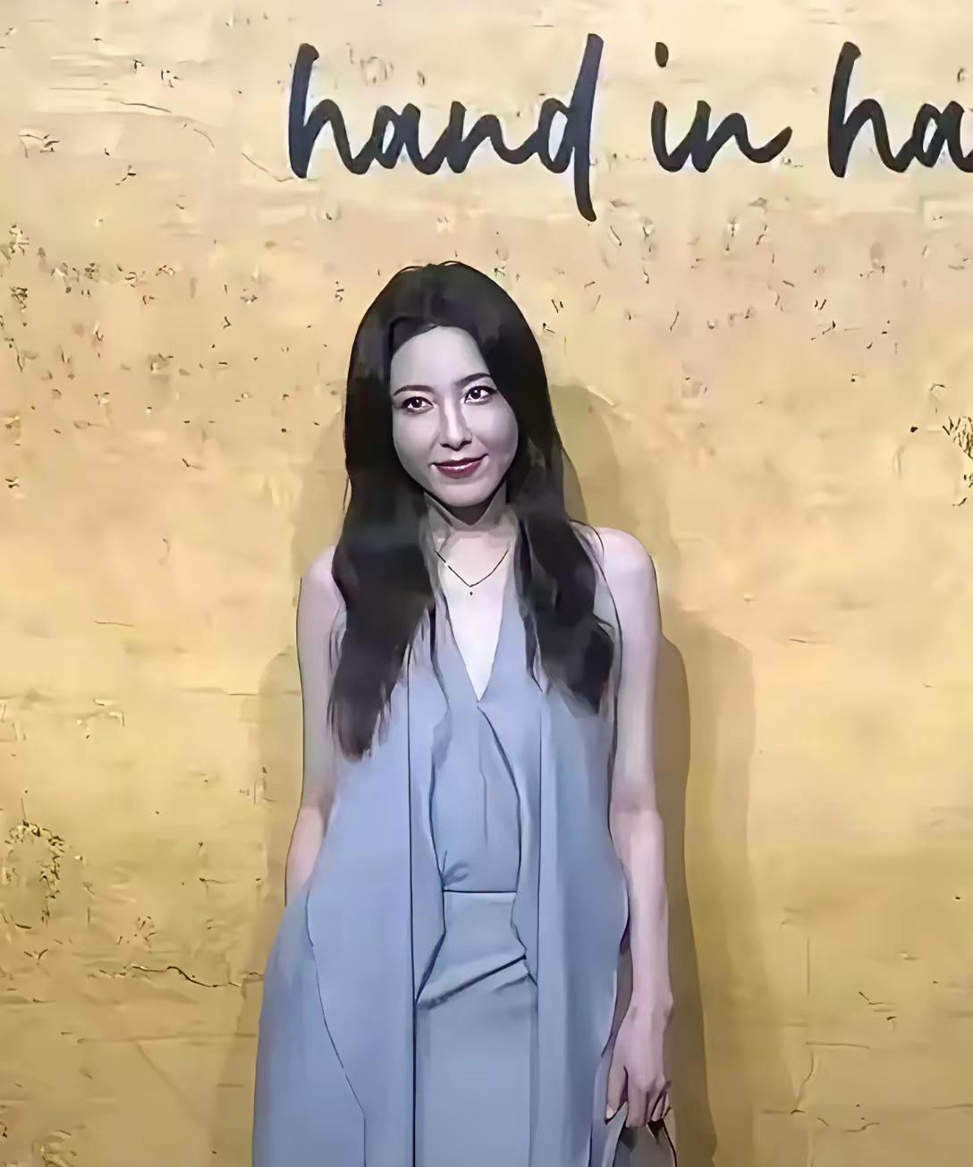都说曾黎是美得窒息且演技精湛的大美女
但是她的热度和她的颜值演技并不匹配
我感觉