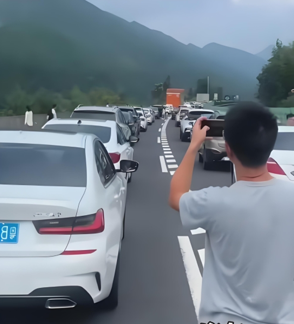 五一假期后，第一波堵车受害者已经出现了。
这是网友在凌晨5点多钟拍摄的，网友觉得