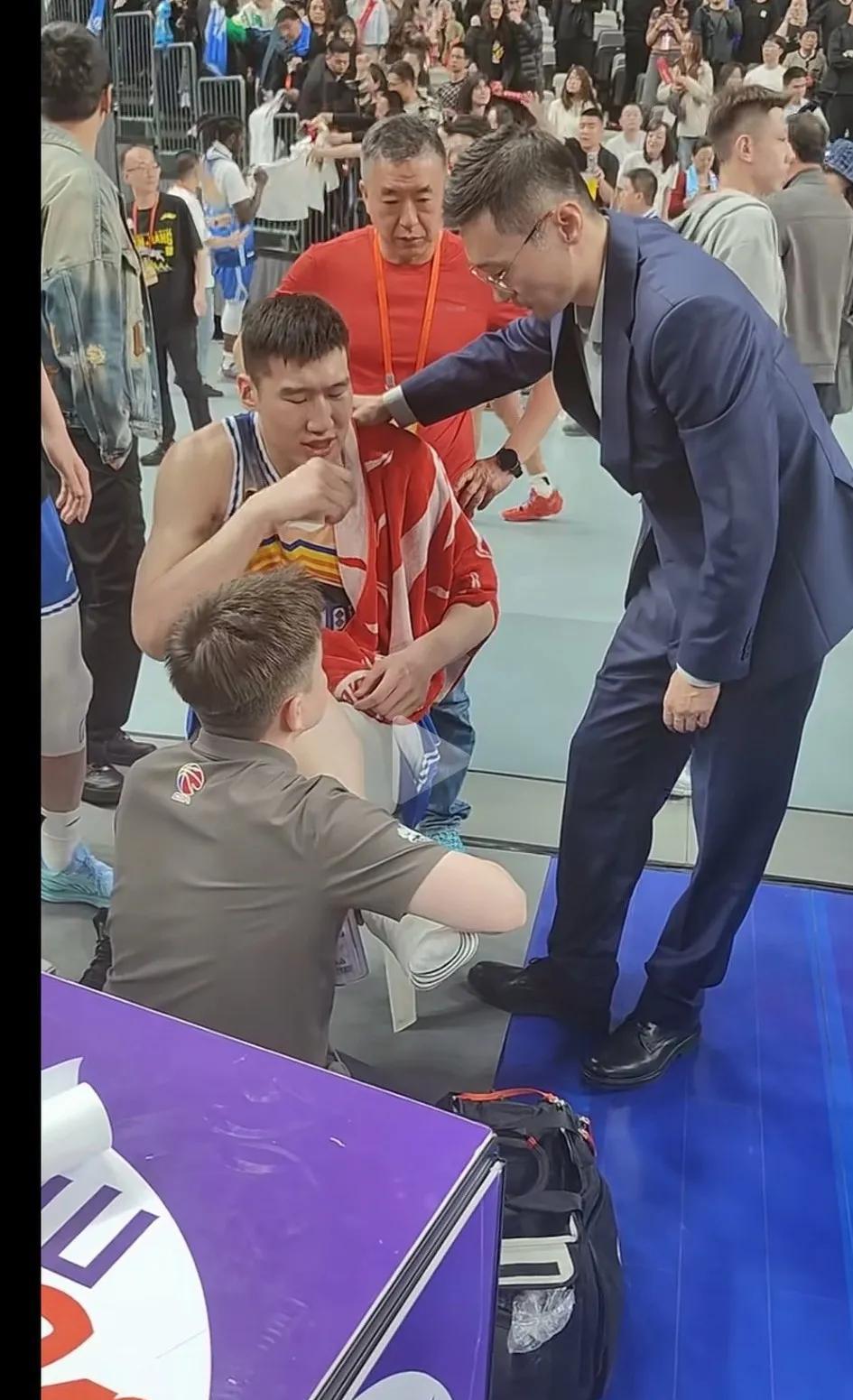 刘炜指导好教练，弯腰询问，一直关心李彦哲伤势
李彦哲受伤，刘炜指导很担心，作为唯