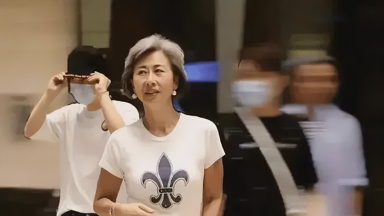 叶倩文满头银发逗孙女：这场迟到了30年的家庭和解，真甜9