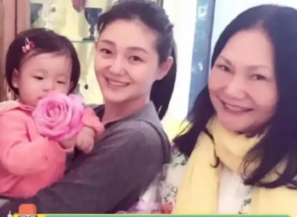 突然发现，大S和她妈妈的人生轨迹竟如此相似。S妈年轻时漂亮又机灵，家境贫寒的她十