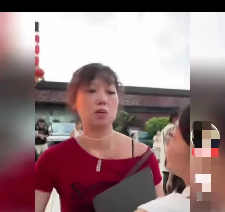 大无语事件！游客在洪崖洞遭红衣女子拉拽拍照，本是一场超期待的旅行，可竟被一名红衣