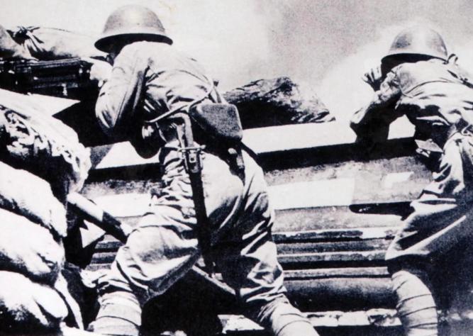 1939年，在昆仑关，日军将领中村正雄腹部中弹，正在抢救。军医刚刚切开腹腔，突然