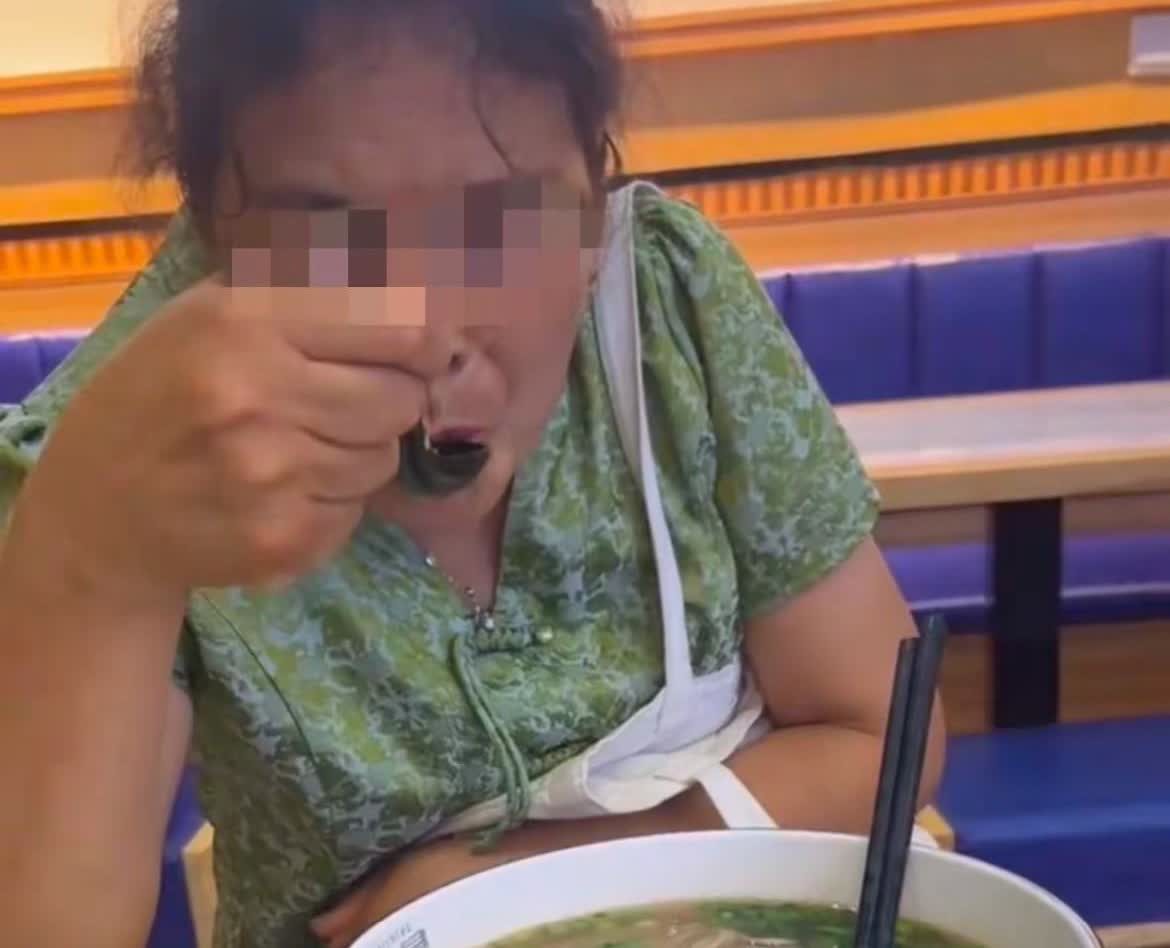 为什么要远离社会底层？
热搜上令人窒息的“母女吃牛肉面一幕”，暴露社会底层可怕