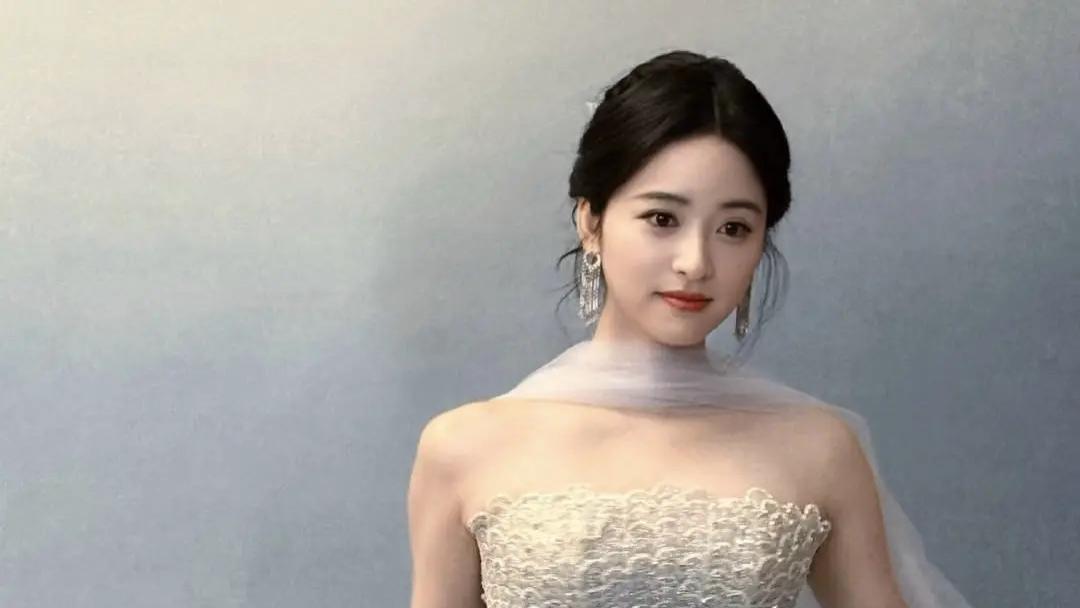 沈月亮相2025国剧盛典，“人鱼婚纱”造型惊艳全场