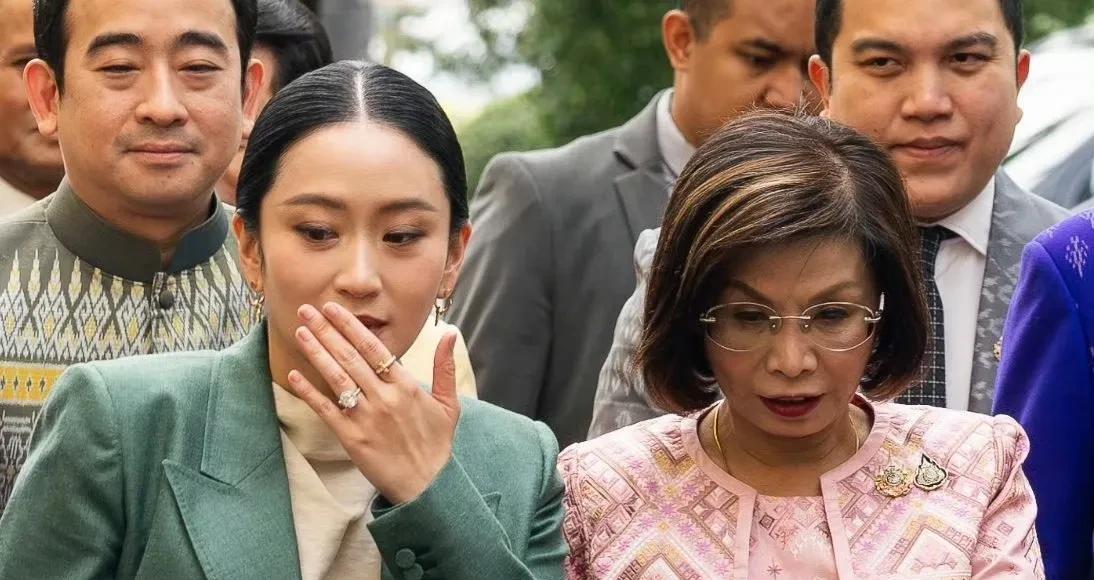 今天，泰国宪法法院受理36名议员提交的弹劾总理佩通坦的请愿案，结果7比2 ，佩通