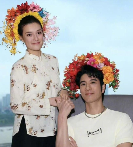  王力宏在泉州和侄女戴簪花啦！感受非遗文化，二哥真的好有想法。这状态，这颜值，怎