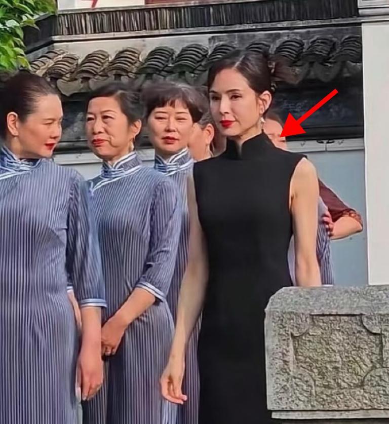 李若彤和同龄人站一块儿，说她年轻 20 岁真不夸张！
我朋友说见过她本人，瘦瘦小