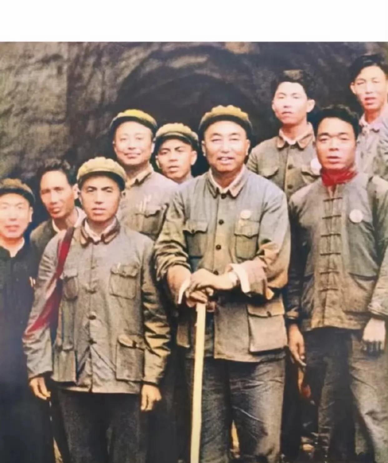 瞅瞅这张珍贵老照片！华国锋和老百姓一块儿劳动，那场景，看着就让人心里暖乎乎的。他