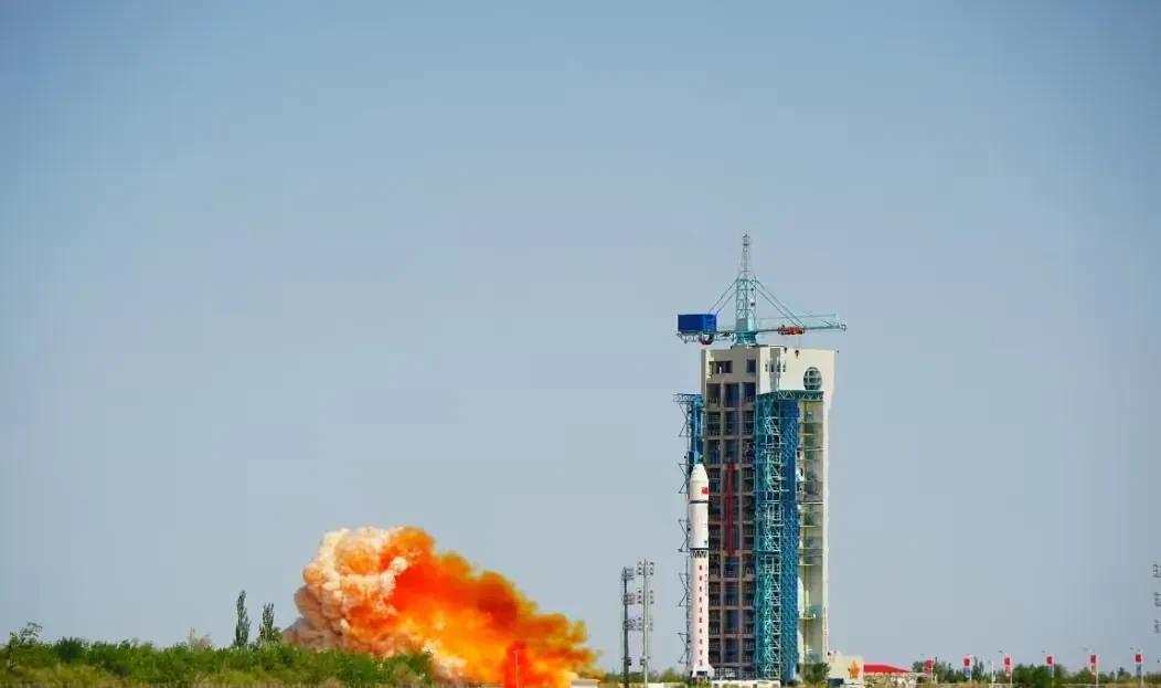 6月14日，我国在酒泉卫星发射中心使用长征二号丁运载火箭，成功的将“张衡一号”0