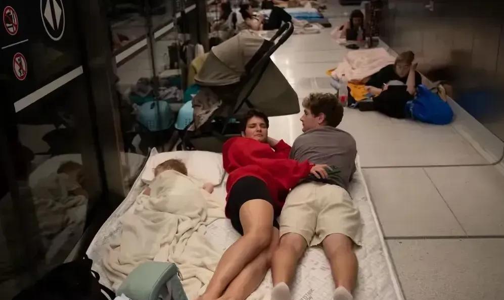 以色列：内塔尼亚胡，终于让以色列人，过上了袈裟人民流离失所，担惊受怕的生活。
天