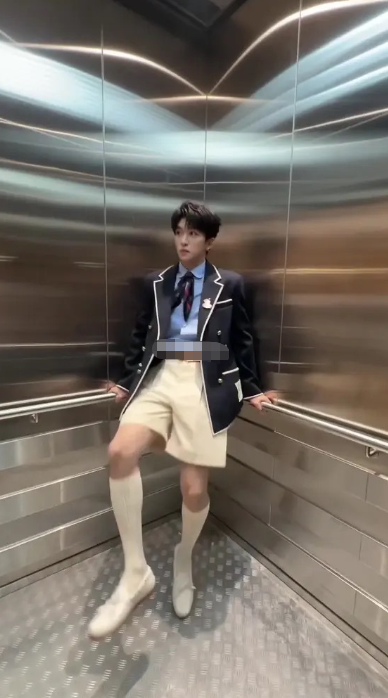  大家调戏黄子都是因为爱呀！看他不好意思却又开心的样子，就知道他也很期待鸟巢舞台