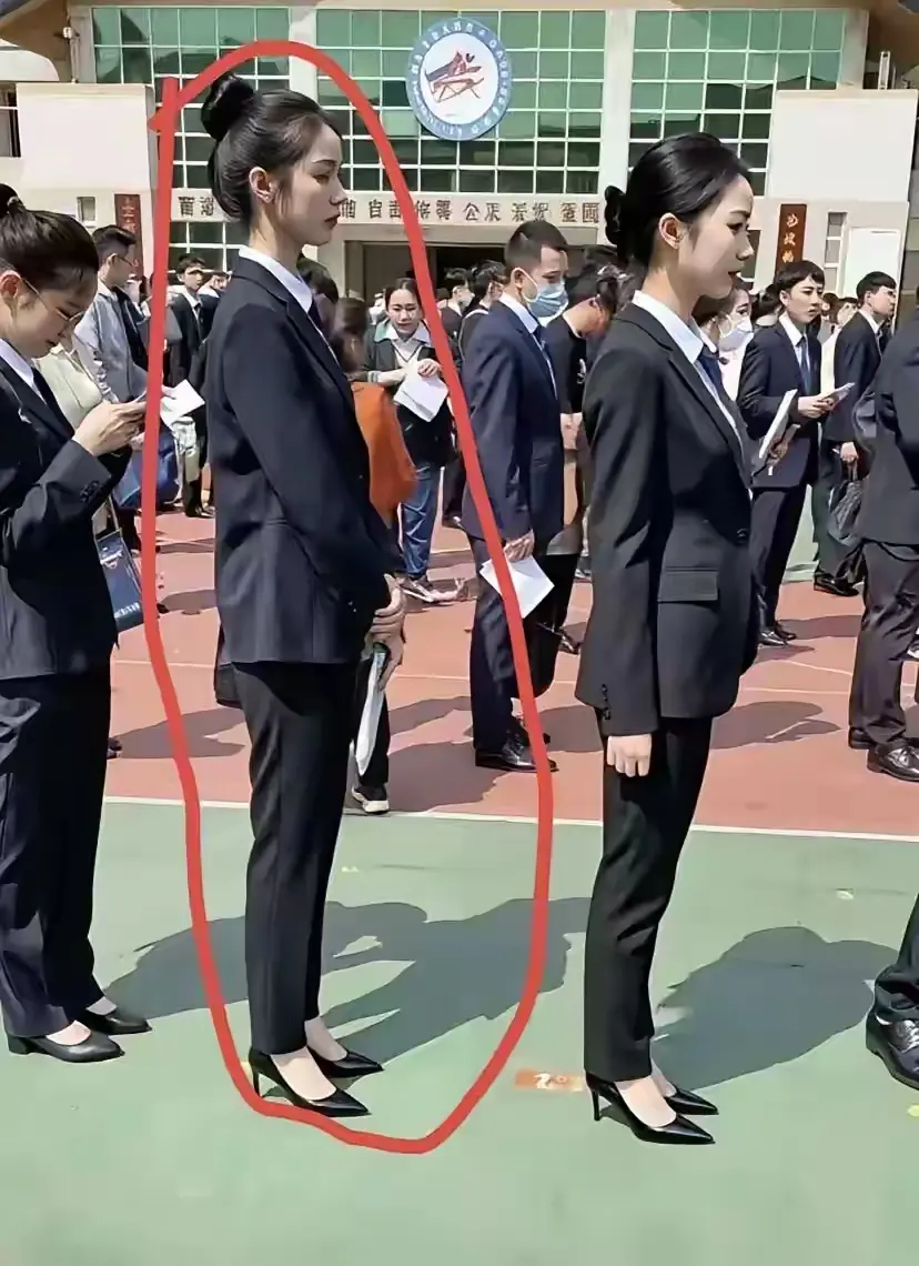 考公现场，我猜她肯定上岸

