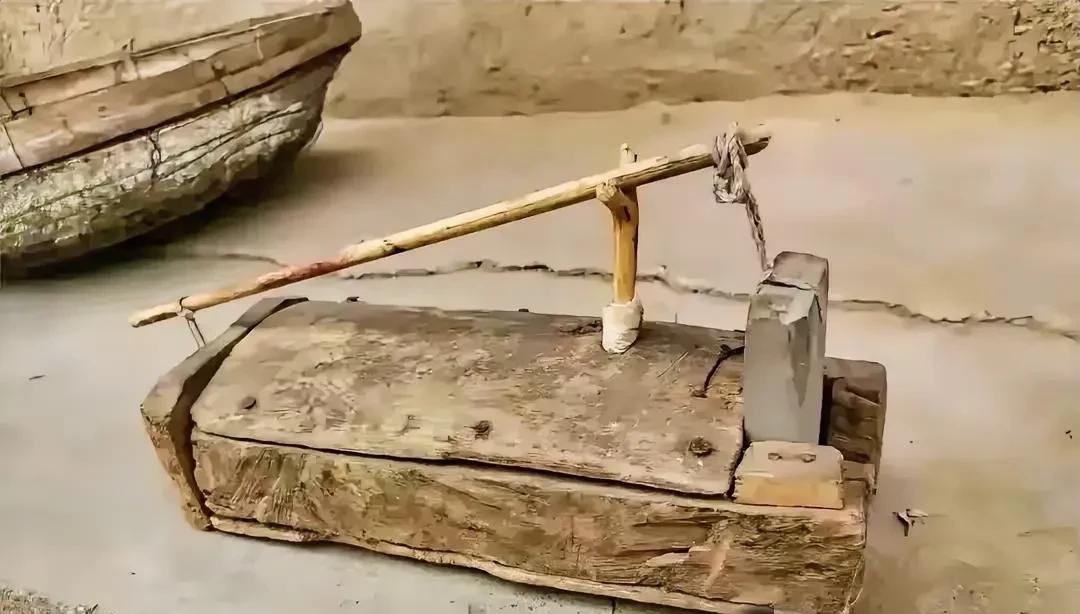 在老屋里瞧见这么个怪东西，破木板子搭着根木杆，还拴着根绳。这是用来干啥的？是以前