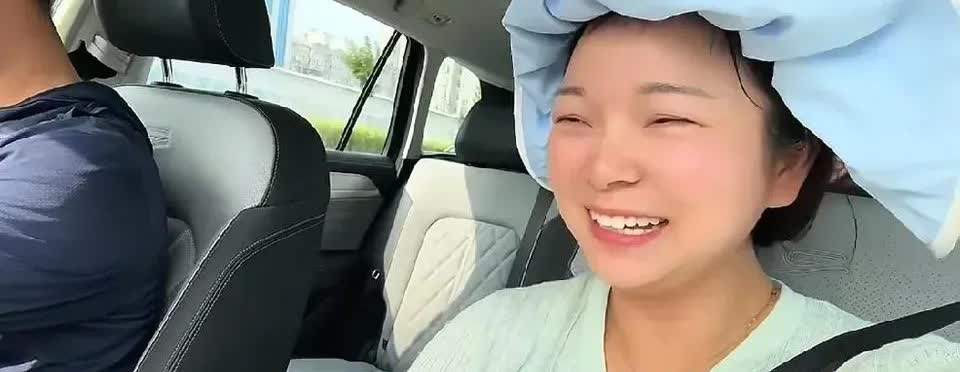 我是珊姐:不得不说网红真的很赚钱啊，随便就能喜提新车了，最近小网红珊姐也是买了车