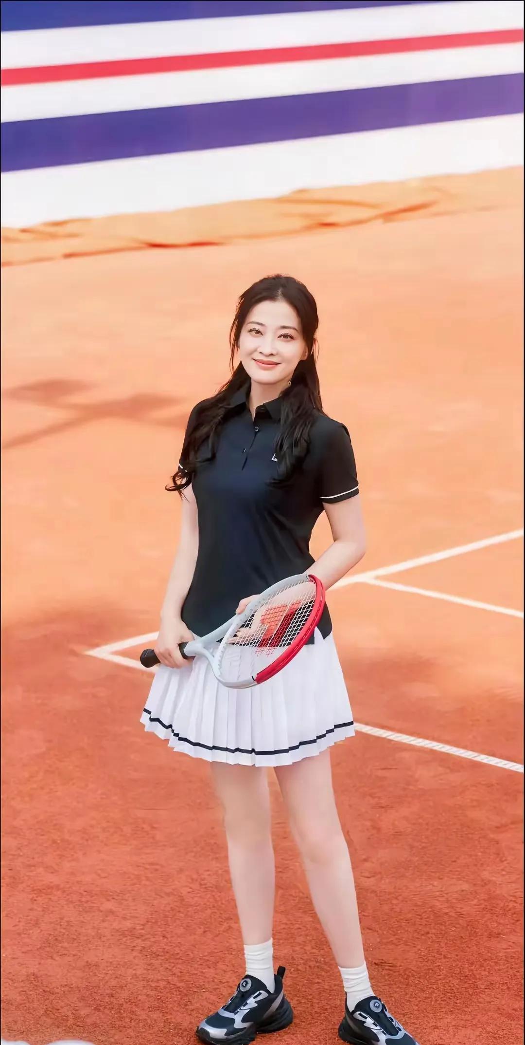 梅婷这身打扮真的好小女人啊！黑色的上衣，白色的裙子，乌黑靓丽的头发，好诱人的感觉