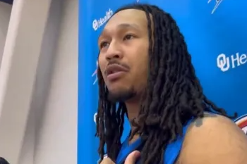 NBA常规赛，鹈鹕对阵雷霆的比赛正在进行中。
赛前，杰林-威廉姆斯接受了采访，谈