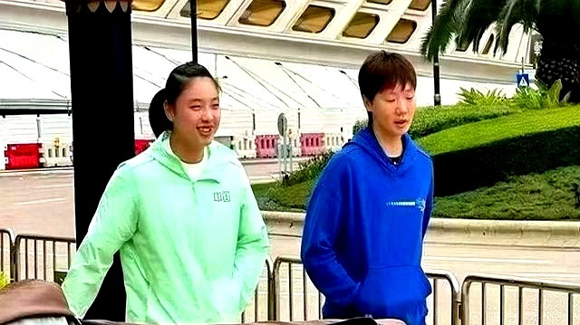 笑晕了！王曼昱输球后逛街被粉丝偶遇，看来无法释怀的只有球迷！