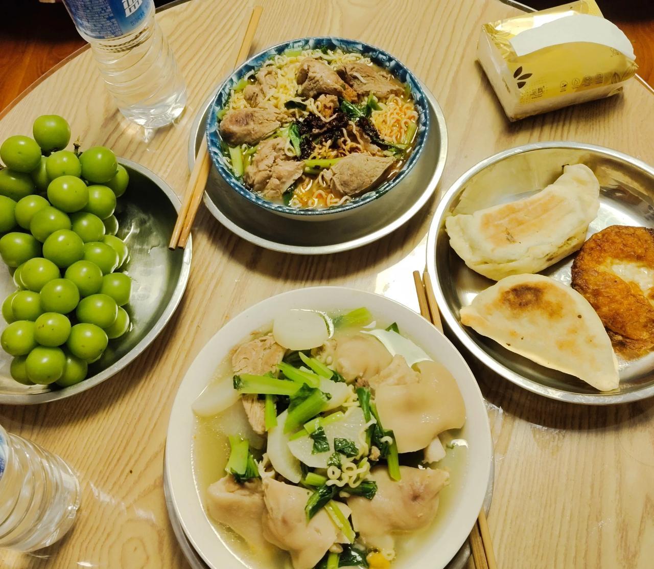 今晚和躺平孩子的晚餐！他是大骨头肉下面条，我是萝卜青菜猪脚汤……  是不是挺丰盛