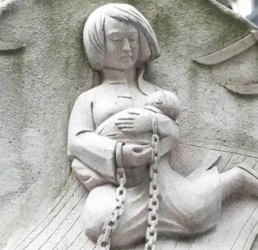1928年，王月贞被带上刑场。行刑前，官兵问：“死之前，你还有什么愿望吗？她把头
